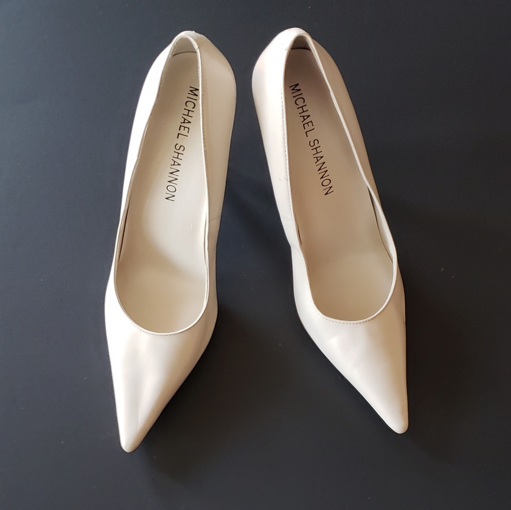MICHAEL SHANNON OFF WHITE POINTED TOE HEELS